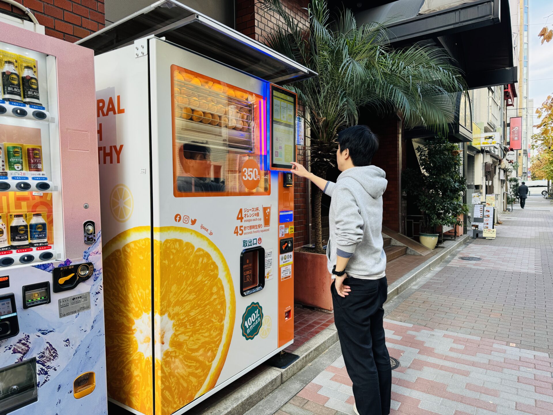 24時間営業】丸ごとみかんが4個も入った生搾りオレンジジュース銀座に