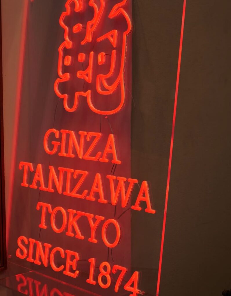 日本初のネオン看板を取り入れた銀座のタニザワ。「鞄」という漢字も誕生させたすごい店だった!
