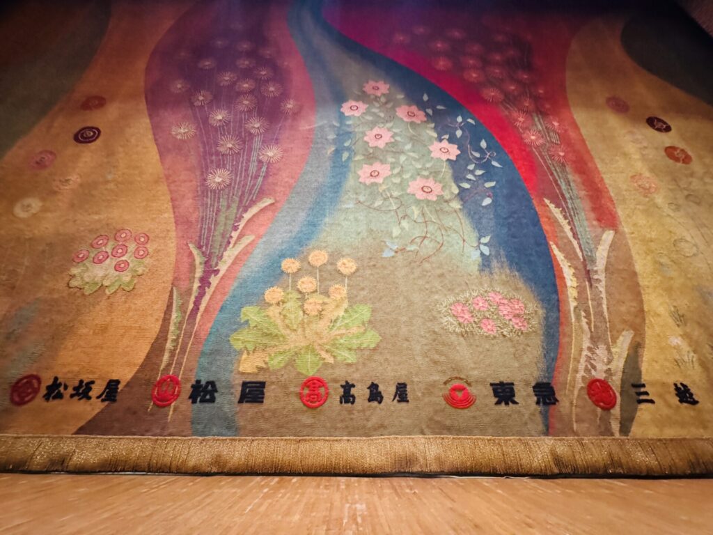 【銀座の証言者】──銀座ブロッサムの緞帳に刻まれた５つの百貨店