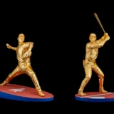 大谷翔平選手の等身大黄金像「二刀流」が初めて揃って展示