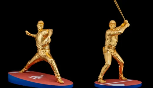 大谷翔平選手の等身大黄金像「二刀流」が初めて揃って展示