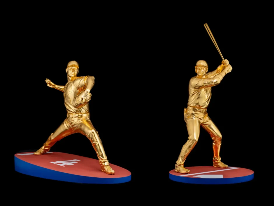 大谷翔平選手の等身大黄金像「二刀流」が初めて揃って展示