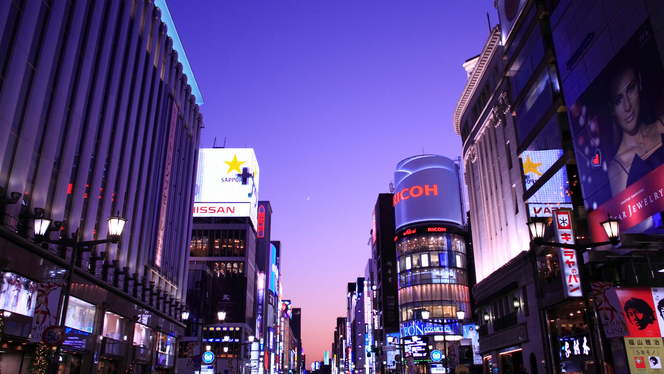 夜の銀座通り