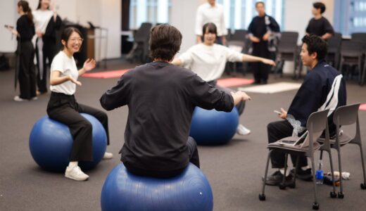 ノースサンド「体力番付2026」でバランスボールに取り組む社員