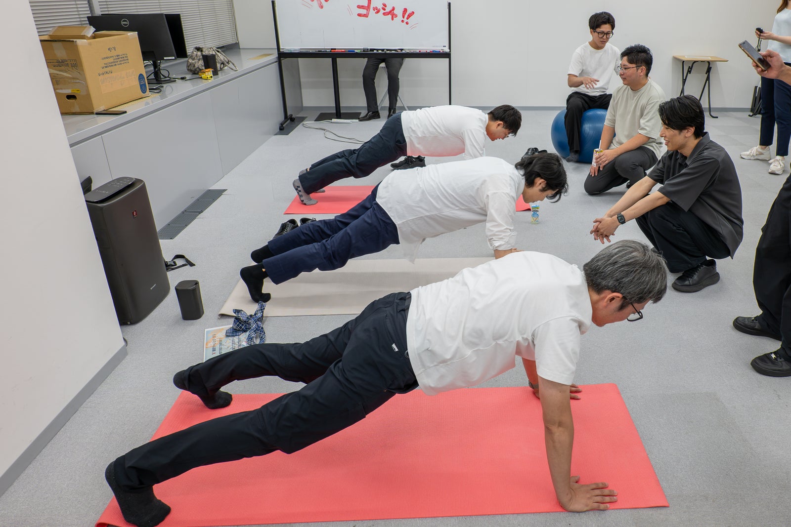 ノースサンド「体力番付2026」で腕立て伏せに取り組む社員